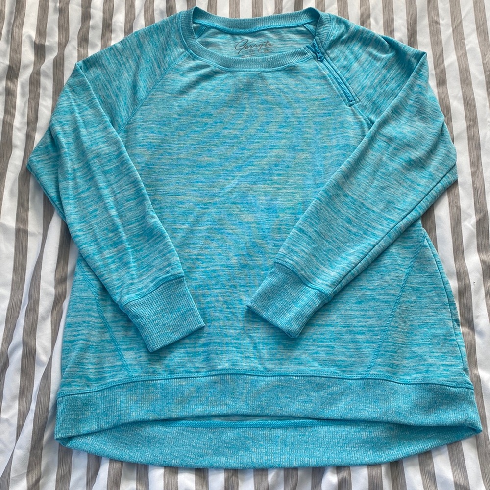 🌸 Light blue athletic top with zipper